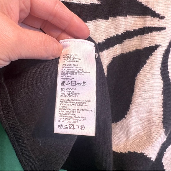 Tommy Bahama XS Black & White Design good for S/M Soft two-third Sleeve - Picture 6 of 10